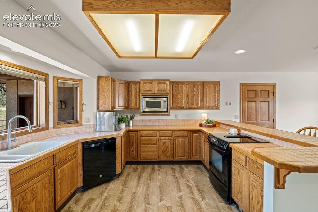 Image 16 of 44: Kitchen