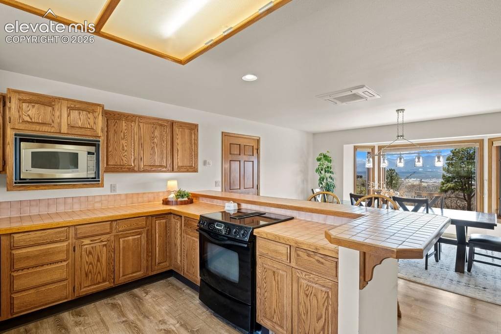 Image 19 of 44: Kitchen