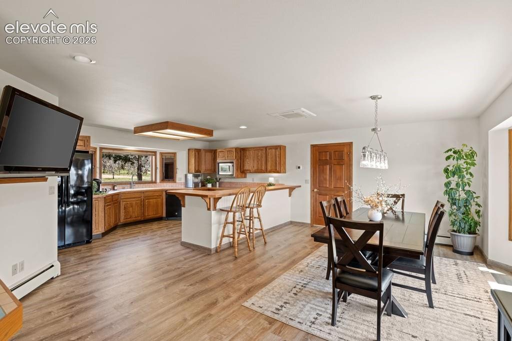 Image 21 of 44: Dining Area