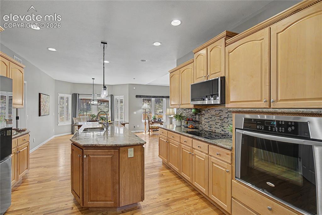 Image 15 of 48: Kitchen