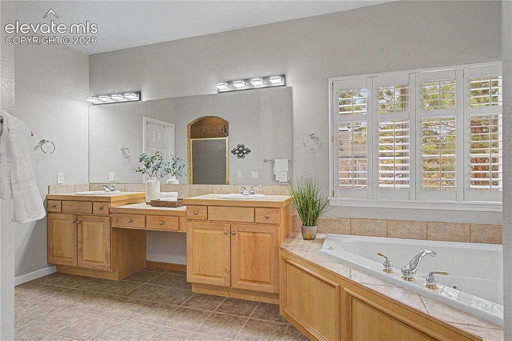 Image 21 of 48: Bathroom