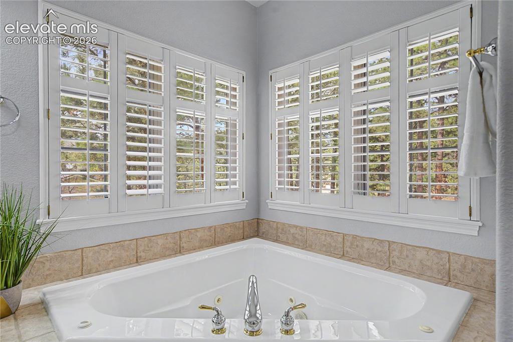 Image 22 of 48: Bathroom