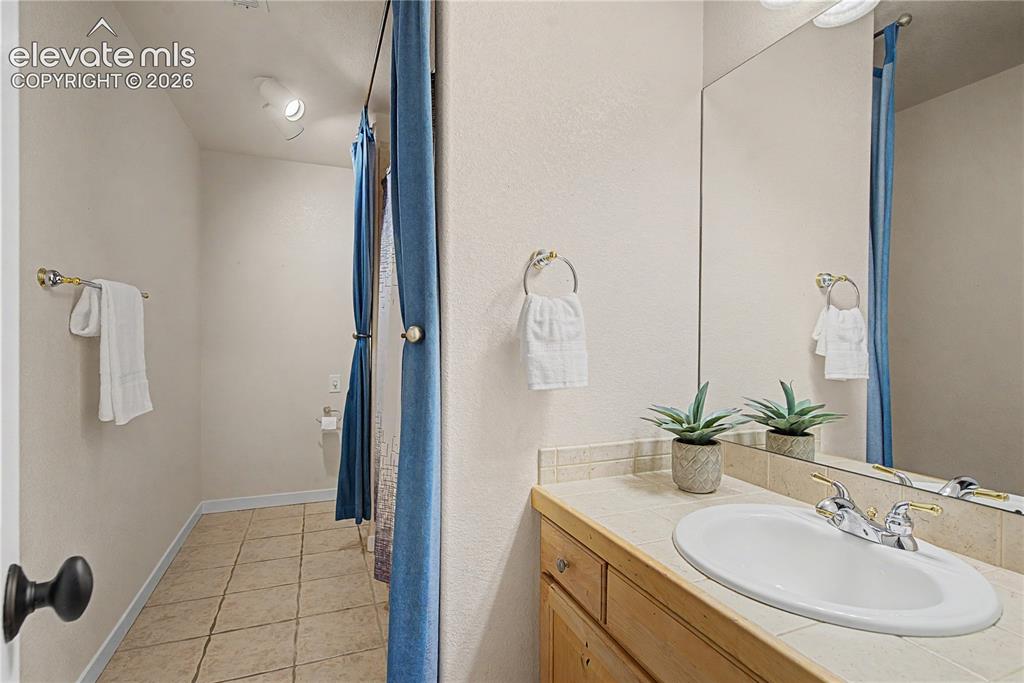 Image 35 of 48: Bathroom