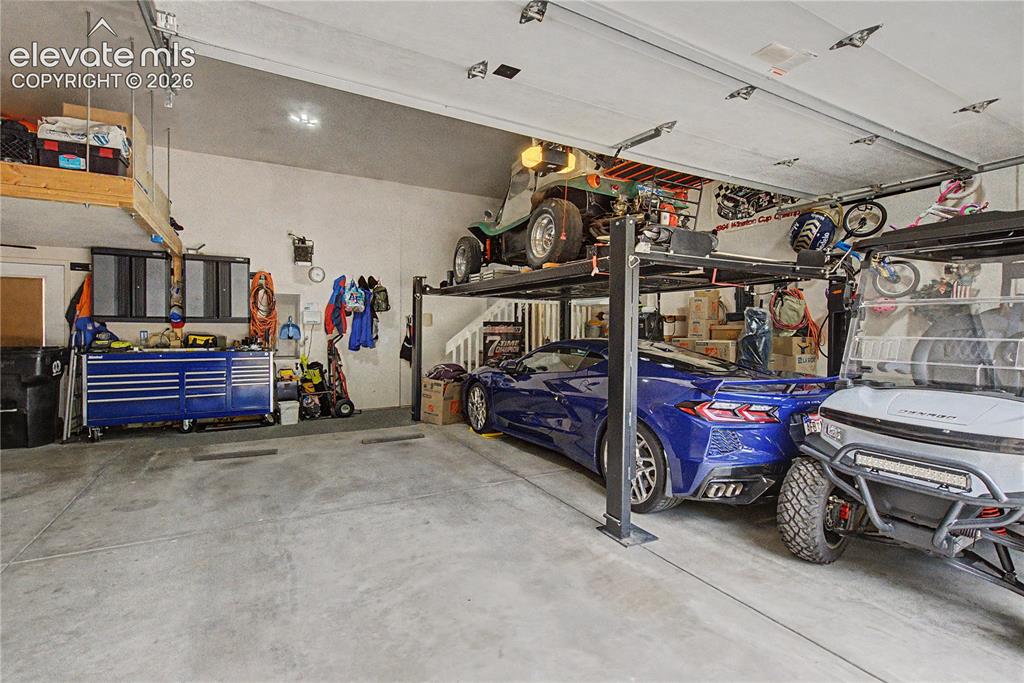 Image 36 of 48: Garage