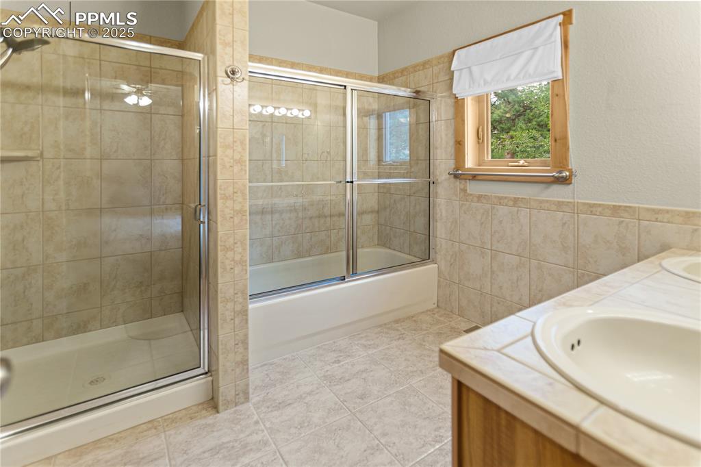 Image 10 of 37: Master Suite