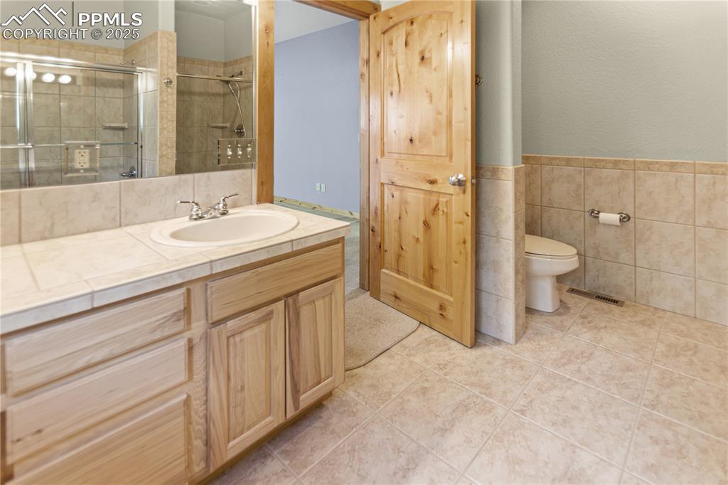 Image 11 of 37: Master Suite 