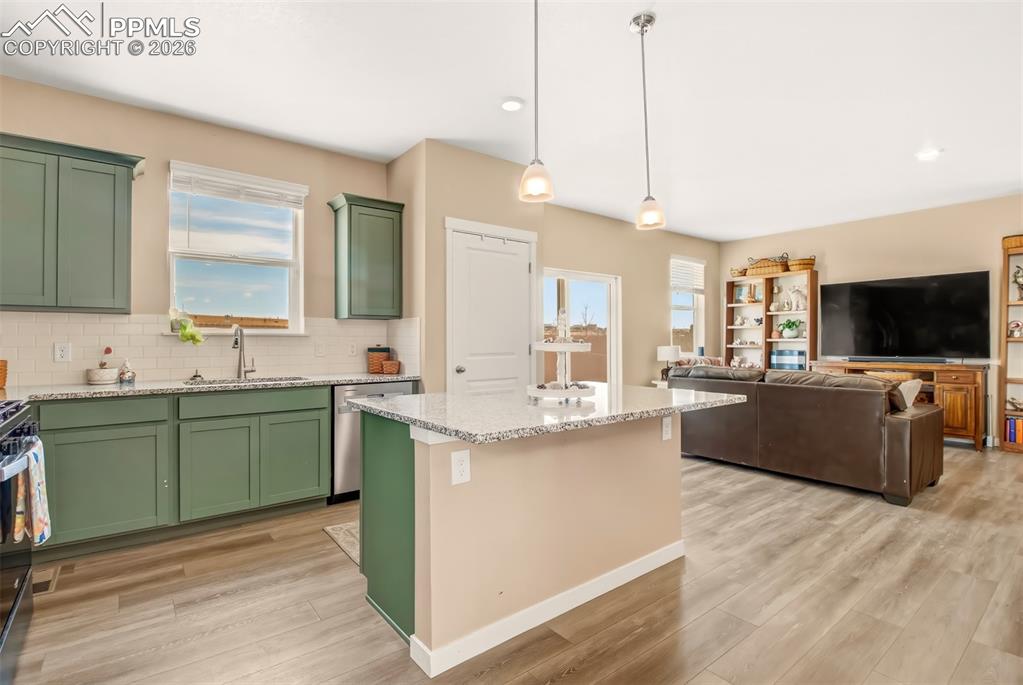 Image 7 of 31: Kitchen