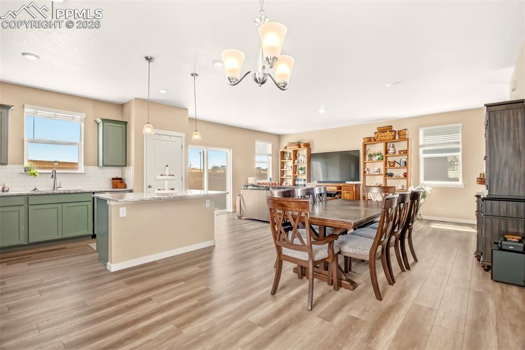 Image 8 of 31: Dining Area