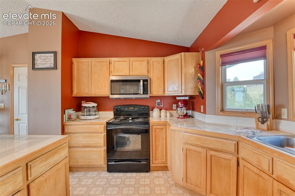 Image 11 of 44: Kitchen