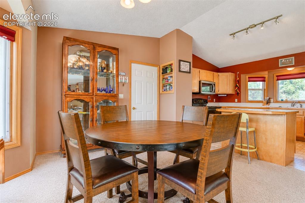 Image 14 of 44: Dining Area