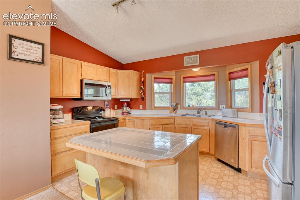 Image 8 of 44: Kitchen