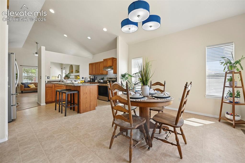 Image 16 of 32: Dining Area