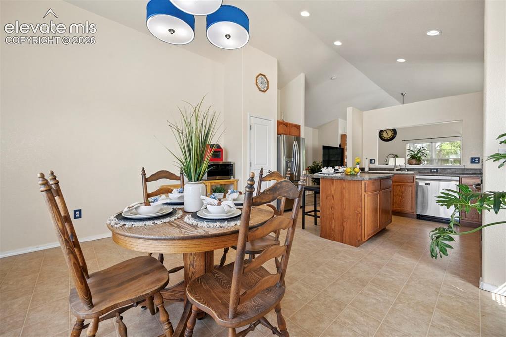 Image 17 of 32: Dining Area