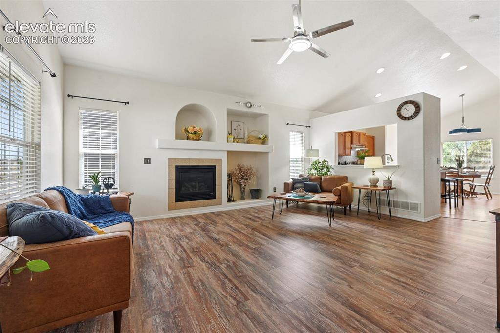 Image 7 of 32: Wide open floorplan