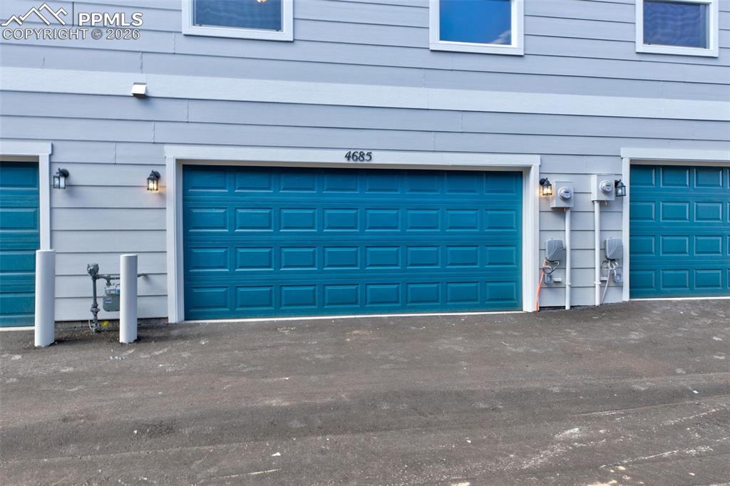 Image 4 of 21: Garage