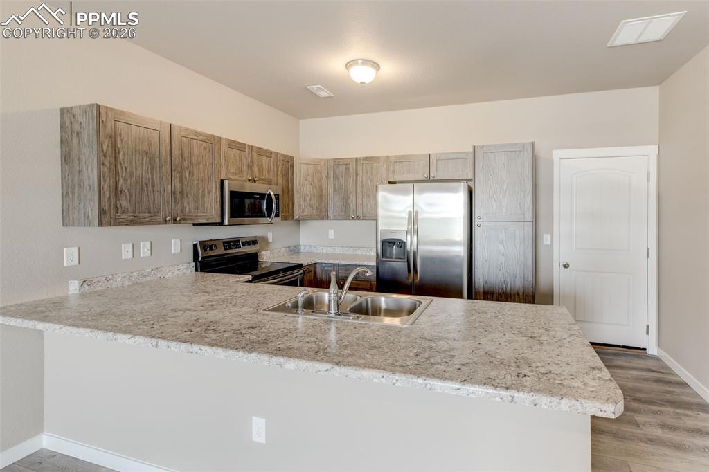 Image 6 of 21: Kitchen