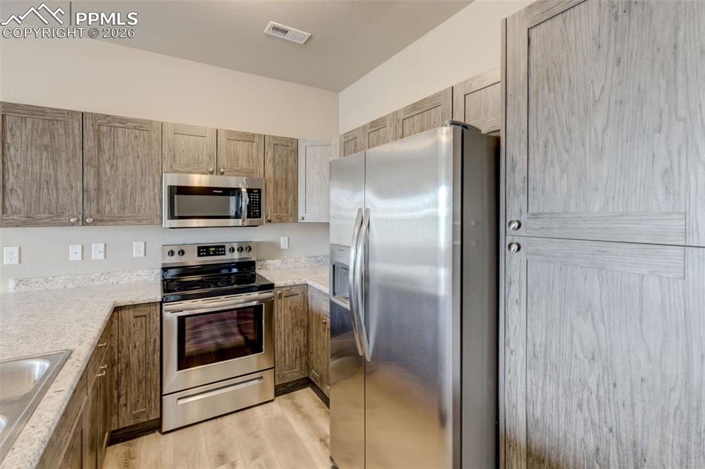 Image 7 of 21: Kitchen