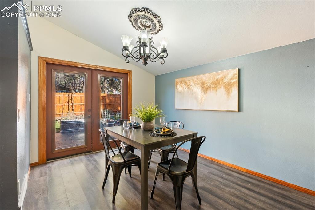 Image 13 of 46: Dining Area