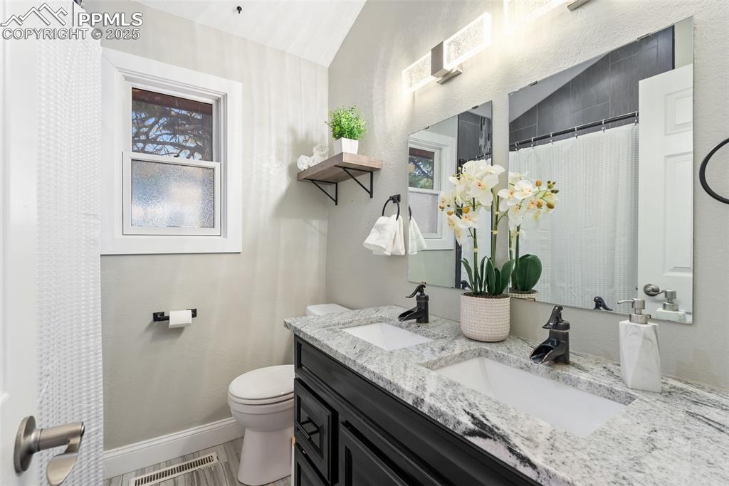 Image 26 of 46: Bathroom