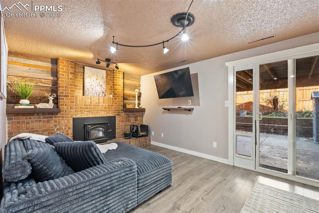 Image 28 of 46: Living Room