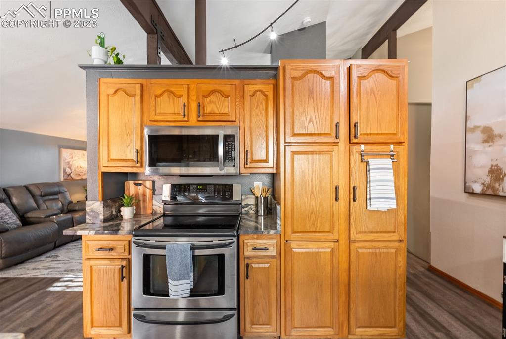 Image 8 of 46: Kitchen