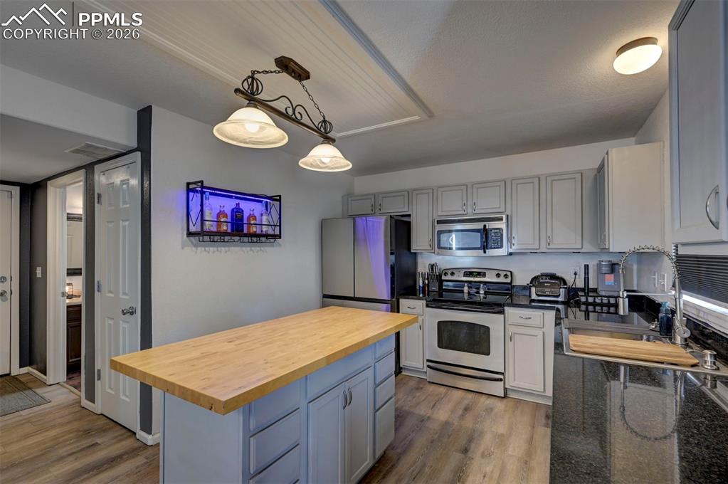 Image 11 of 32: Kitchen