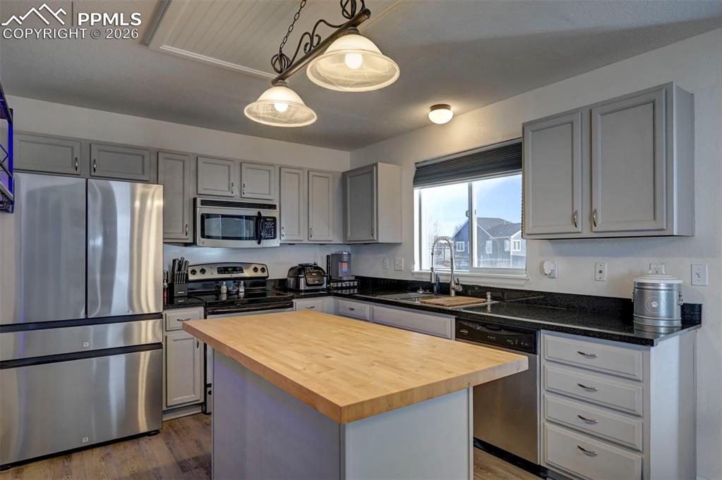 Image 12 of 32: Kitchen