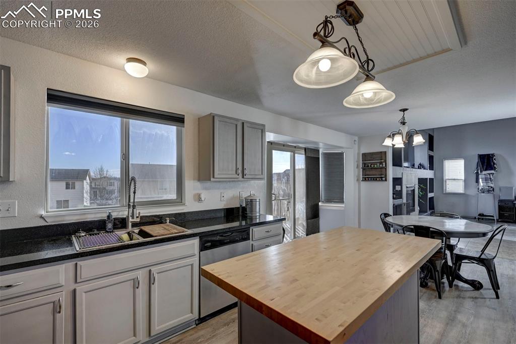 Image 13 of 32: Kitchen