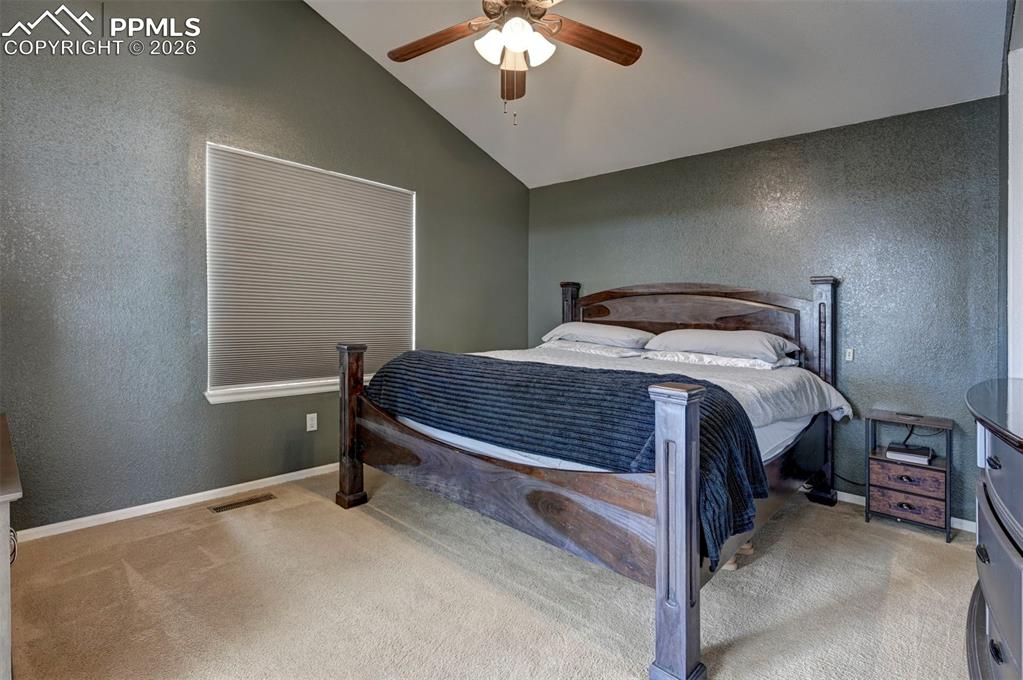 Image 14 of 32: Bedroom