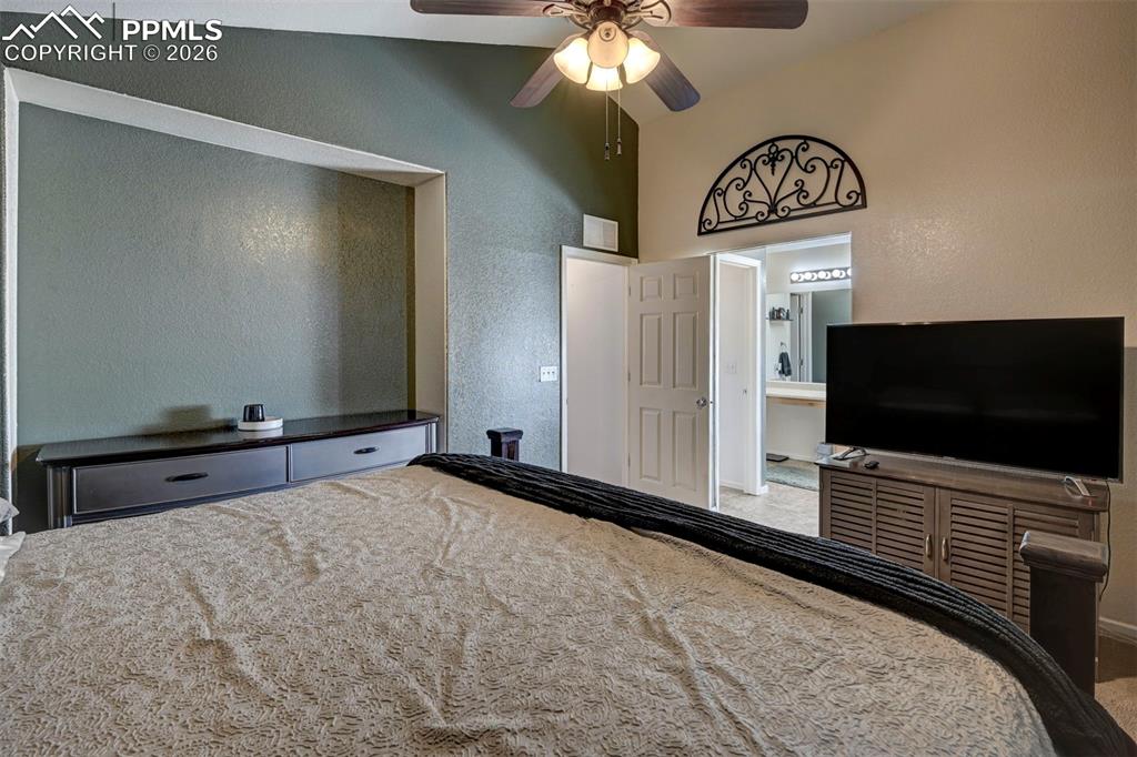 Image 17 of 32: Bedroom