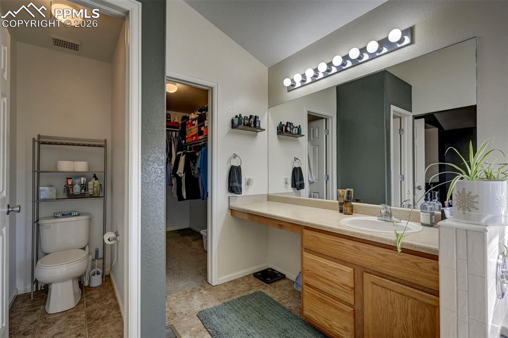 Image 18 of 32: Bathroom