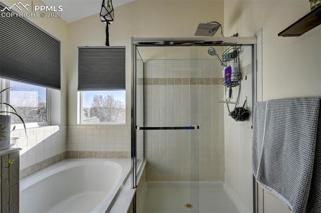 Image 19 of 32: Bathroom