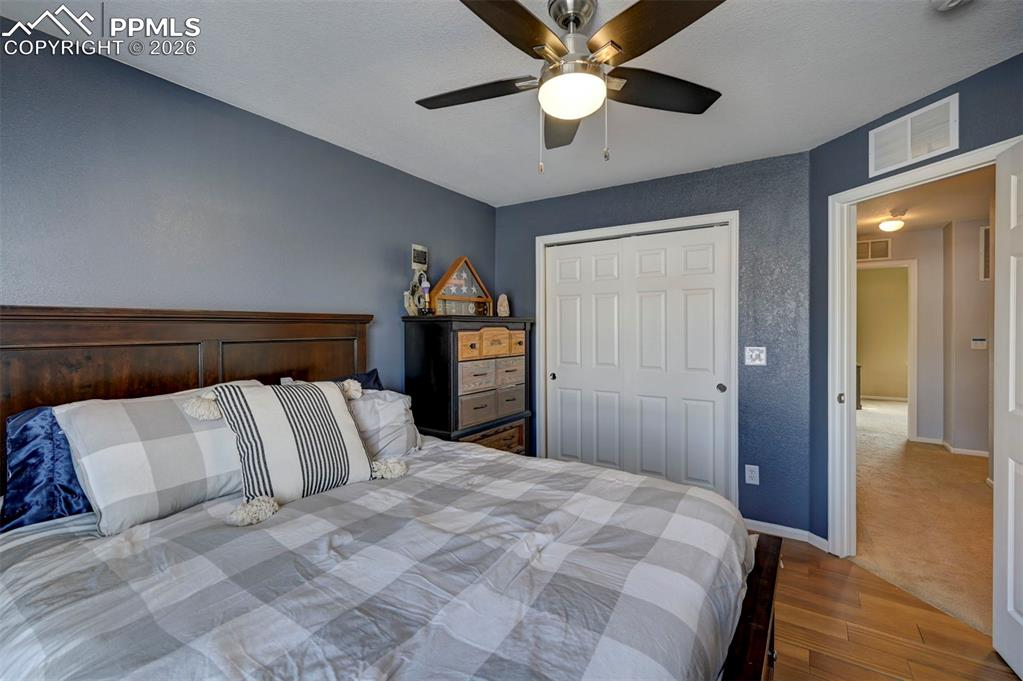 Image 21 of 32: Bedroom