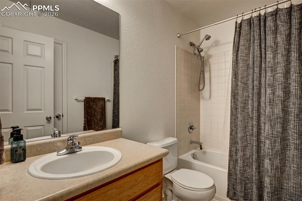 Image 25 of 32: Bathroom