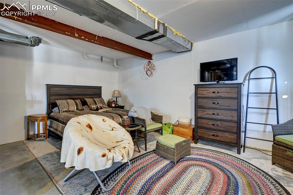 Image 29 of 32: Bedroom