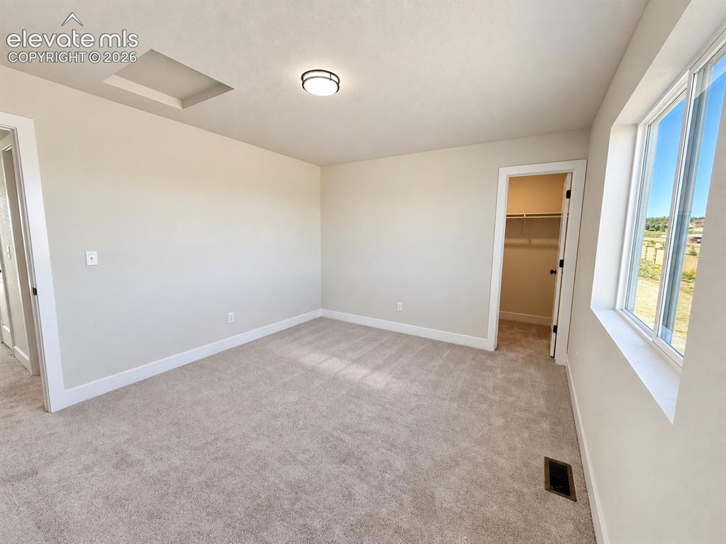 Image 14 of 28: Bedroom