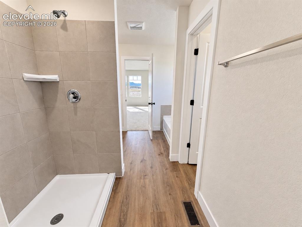 Image 16 of 28: Bathroom
