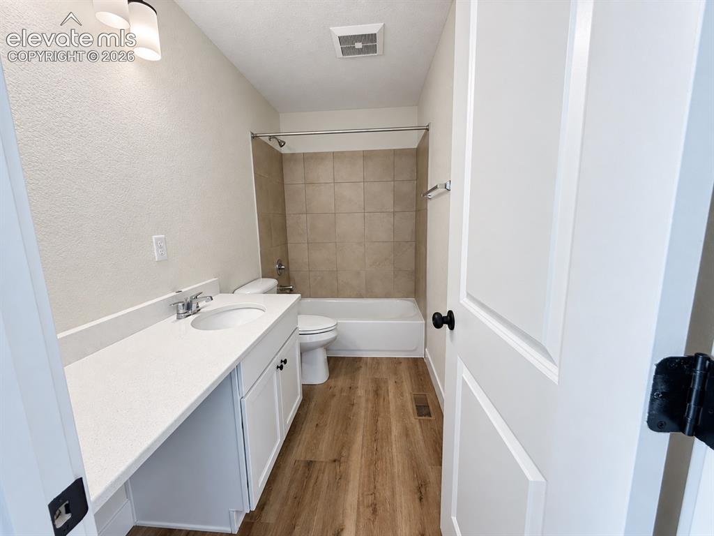 Image 22 of 28: Bathroom