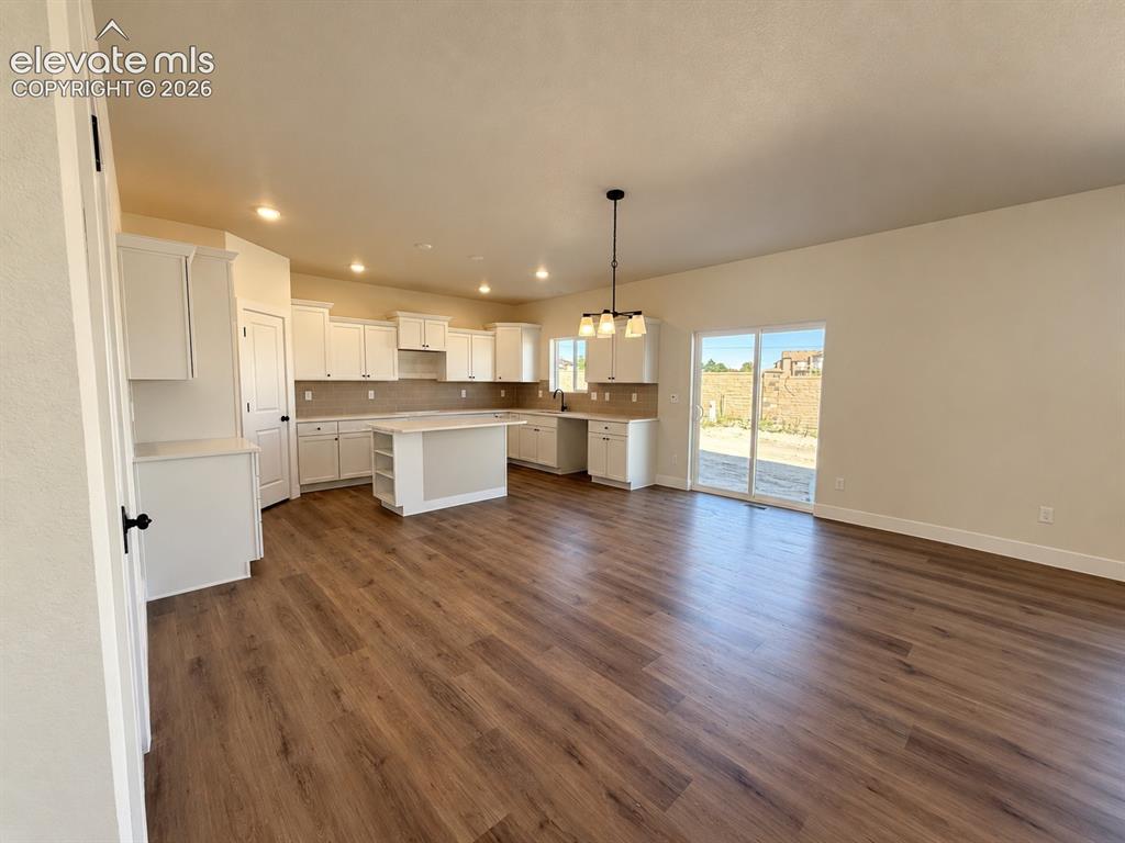 Image 7 of 28: Kitchen