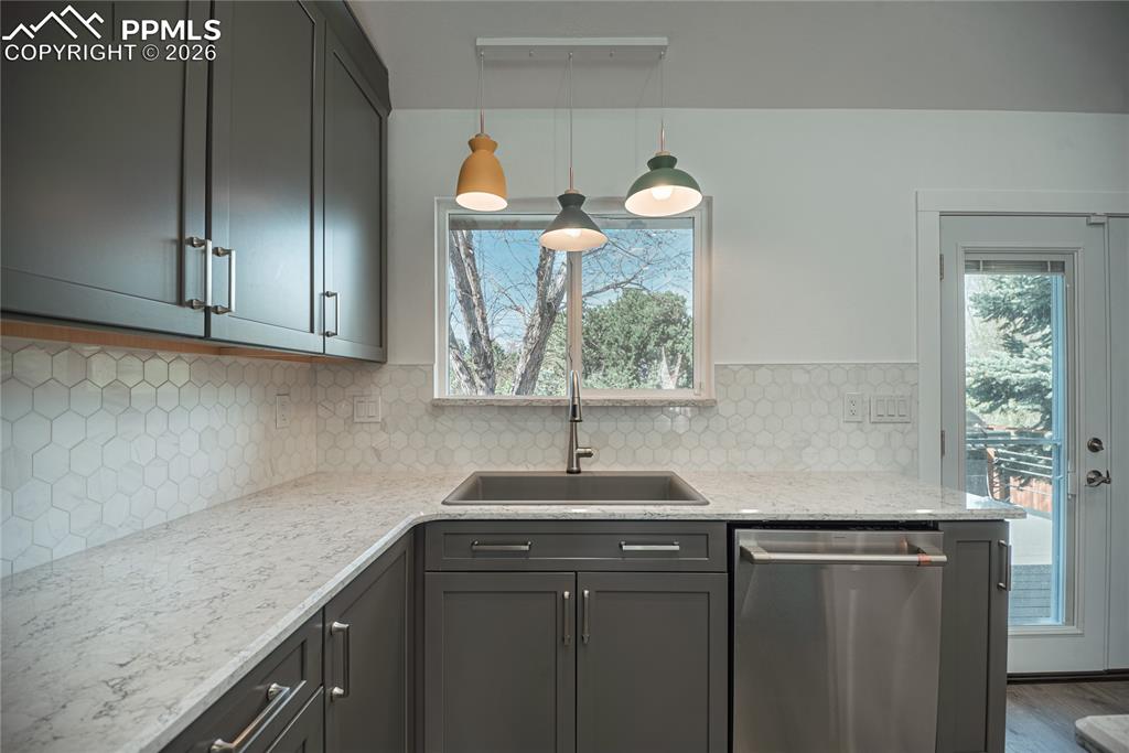 Image 10 of 46: Kitchen