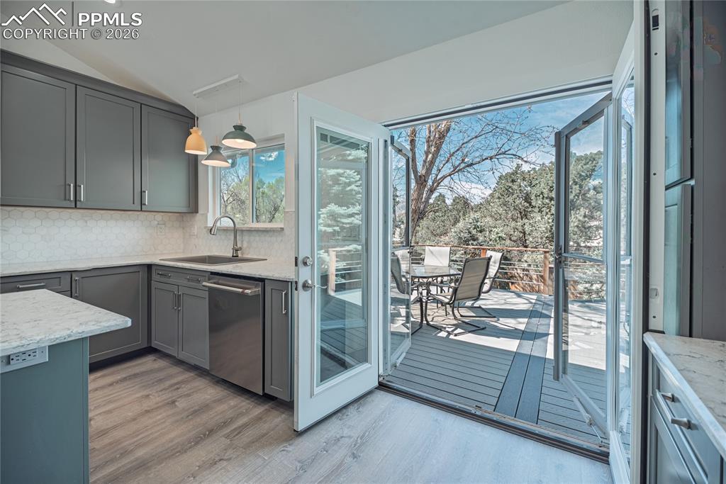 Image 14 of 46: Kitchen