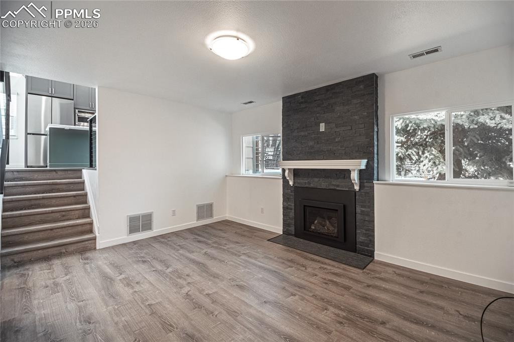 Image 23 of 46: Living Room