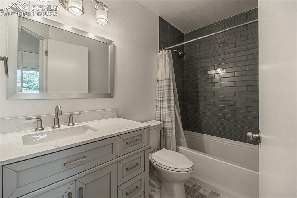 Image 35 of 46: Bathroom