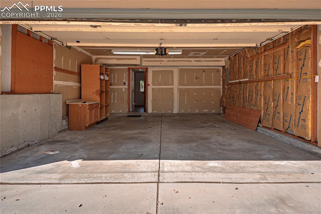 Image 40 of 46: Garage