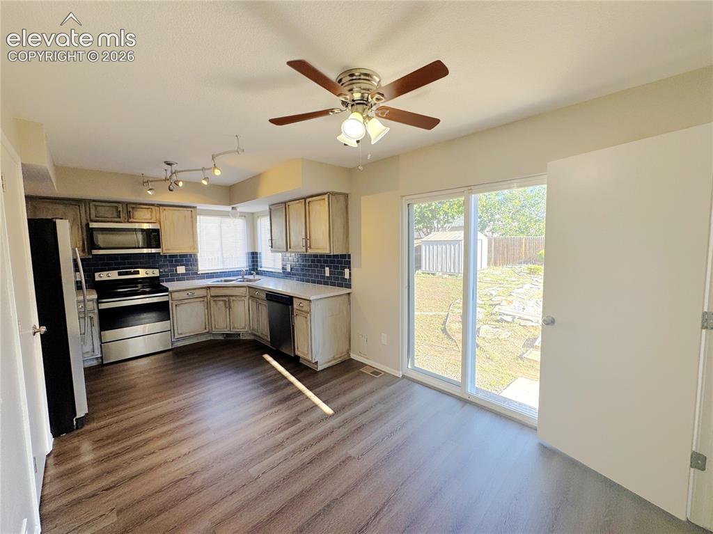 Image 11 of 44: Kitchen