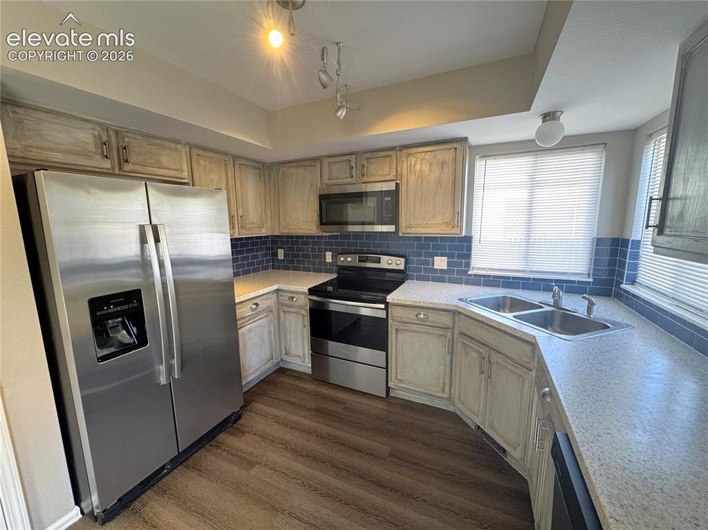 Image 13 of 44: Kitchen