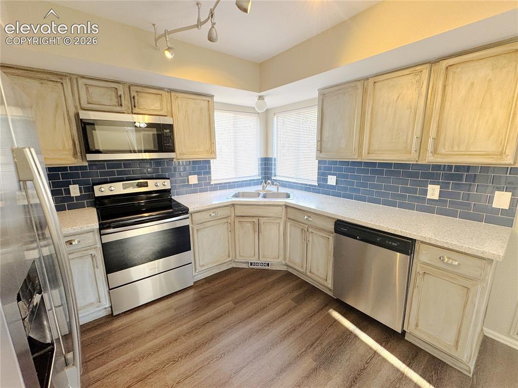 Image 14 of 44: Kitchen
