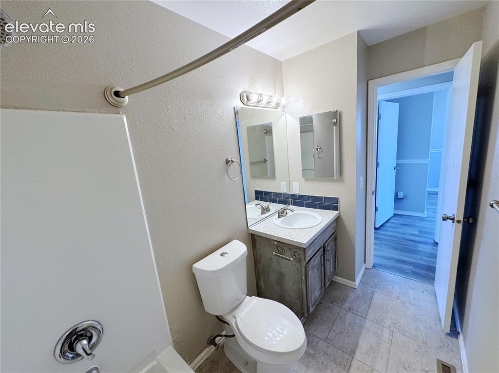 Image 22 of 44: Bathroom