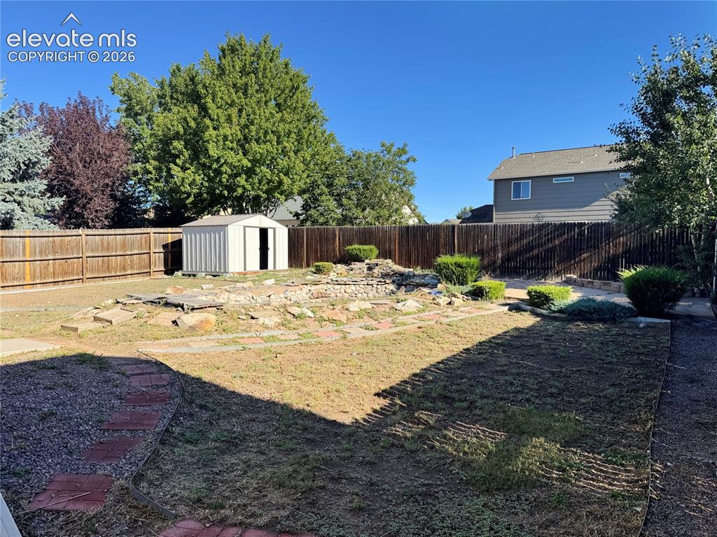 Image 41 of 44: Yard