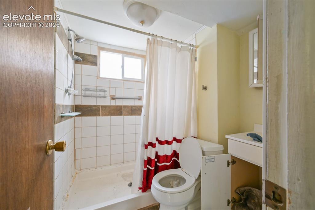 Image 18 of 21: Bathroom